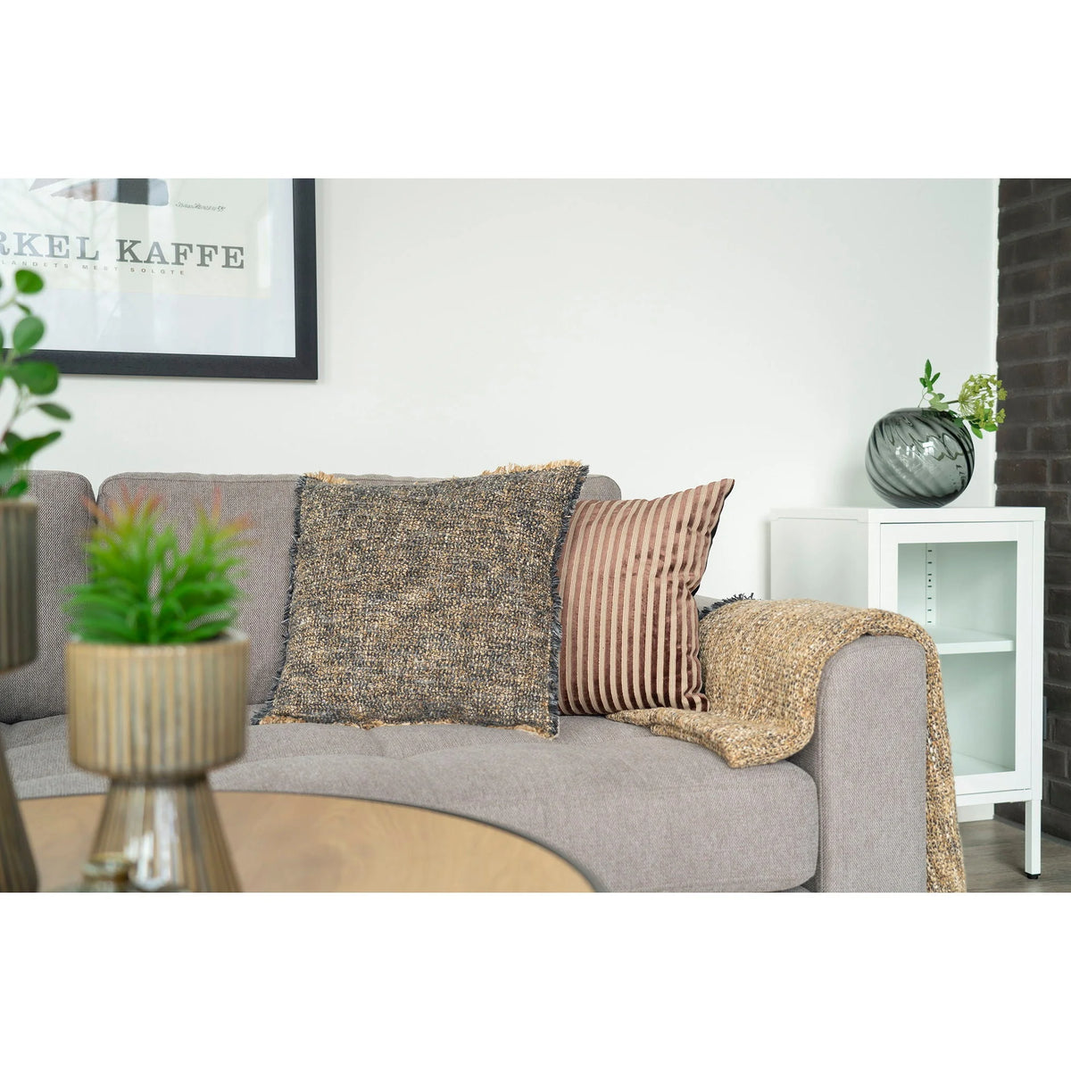 Canapé confortable avec coussin carré tressé bleu brun et franges décoratives