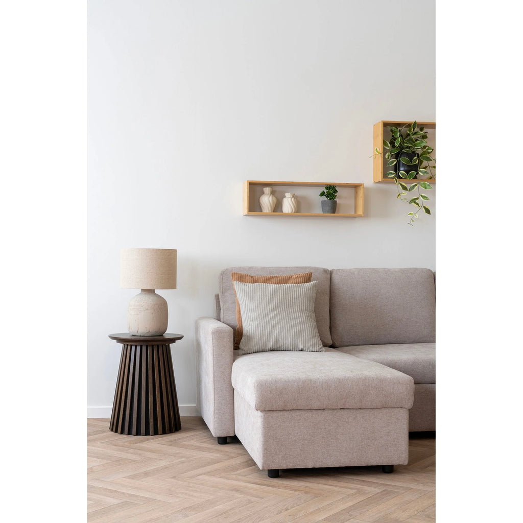 Canapé sectionnel en tissu beige avec ottomane et coussin rayé