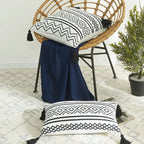 Coussin ethnique noir et blanc dans un salon