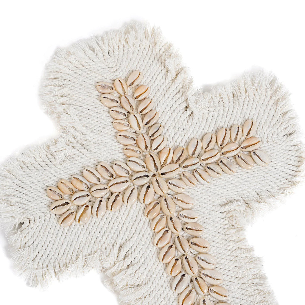 Croix murale en macramé crème avec coquillages cauris