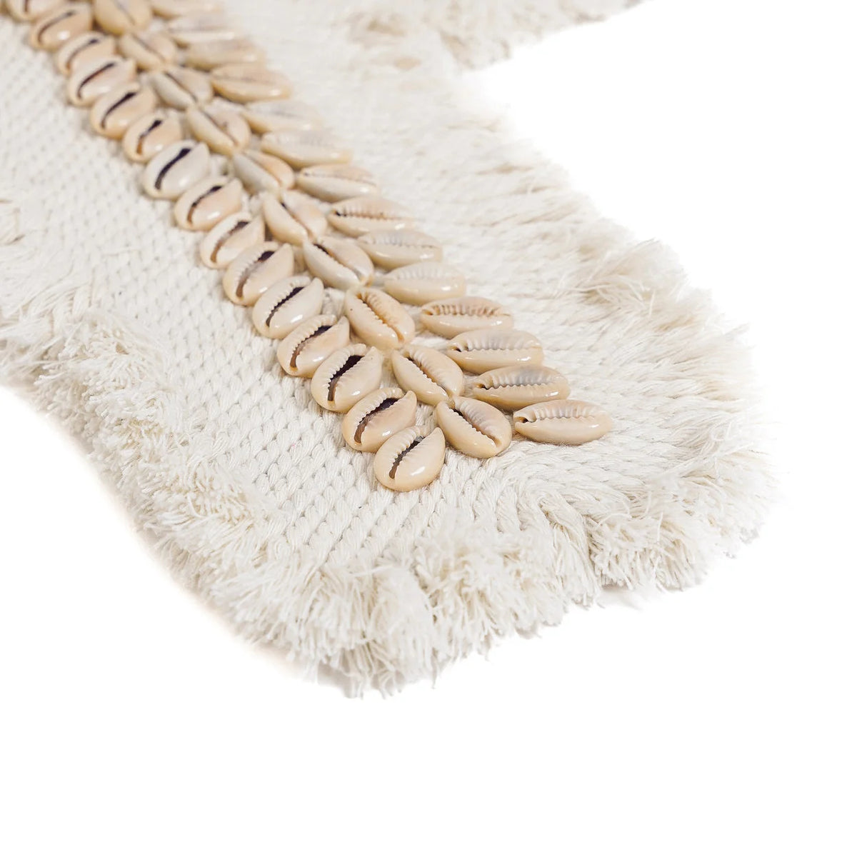Croix murale en macramé coton blanc frangé avec coquillages cauris