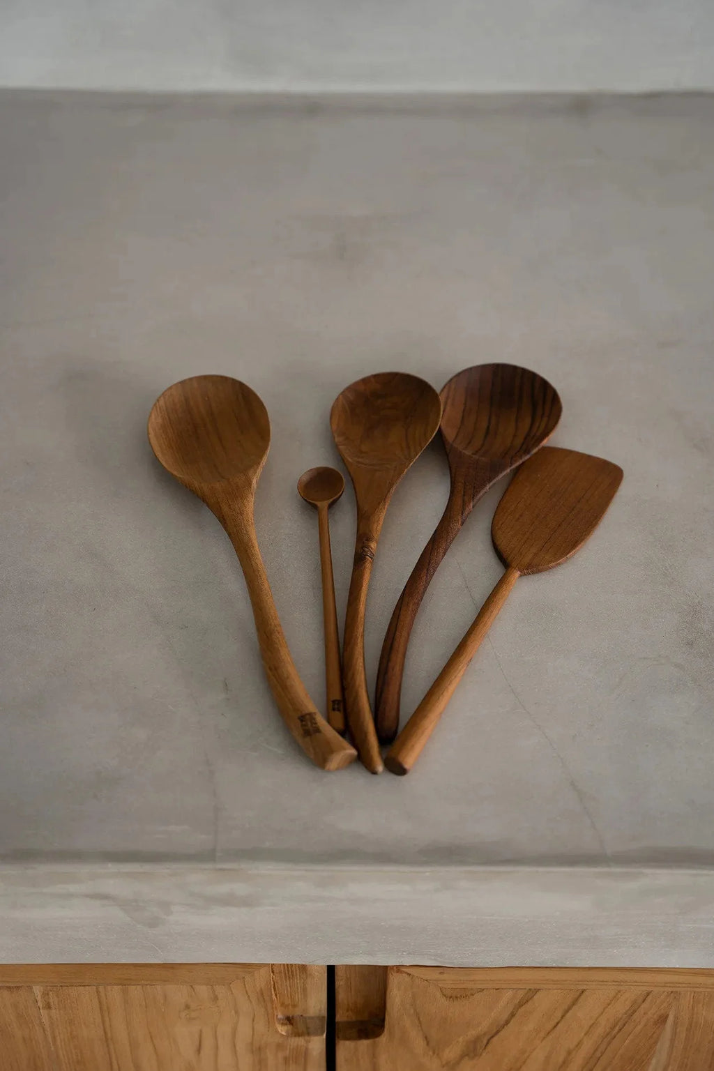 Collection d’ustensiles de cuisine en bois de teck avec finition naturelle