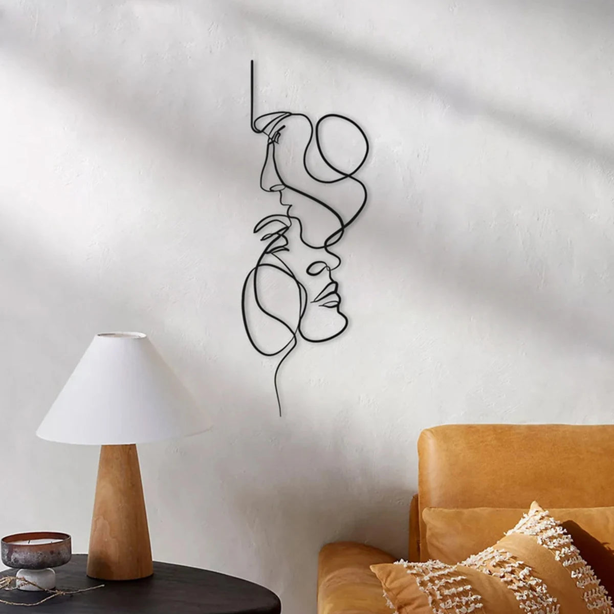 Déco murale visages métal noir en situation dans une chambre