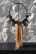 Collier avec perles rectangulaires noires et longue pampille en fibre naturelle