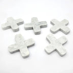 Cinq signes plus en marbre blanc effet croix minimaliste pour décoration de table