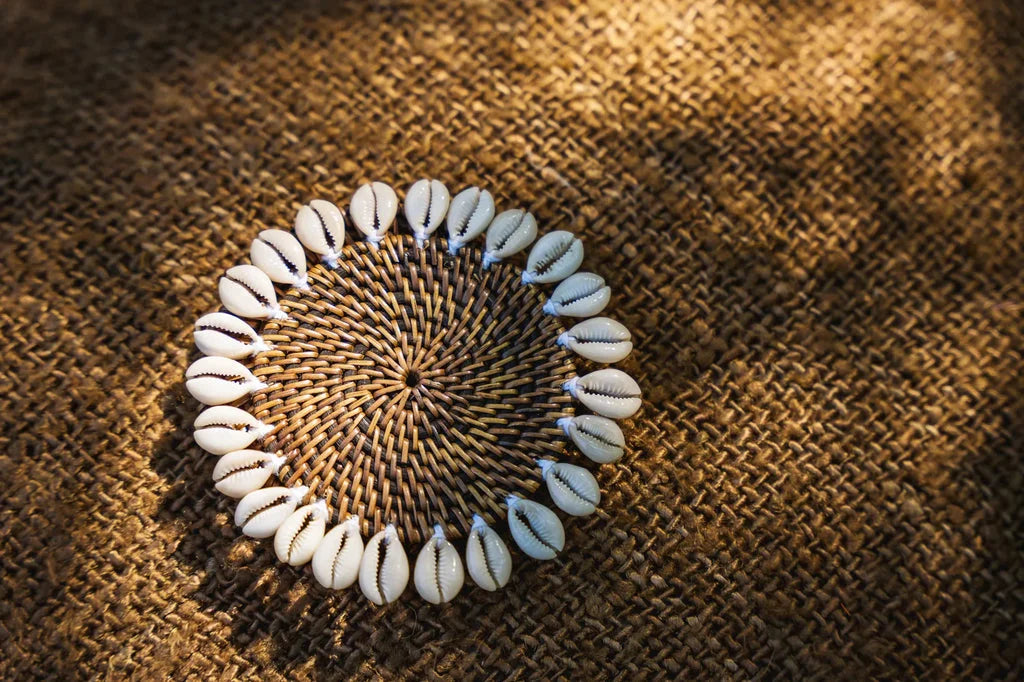 Dessous de verre colonial en coquillage avec coquilles Cowrie et tressage naturel