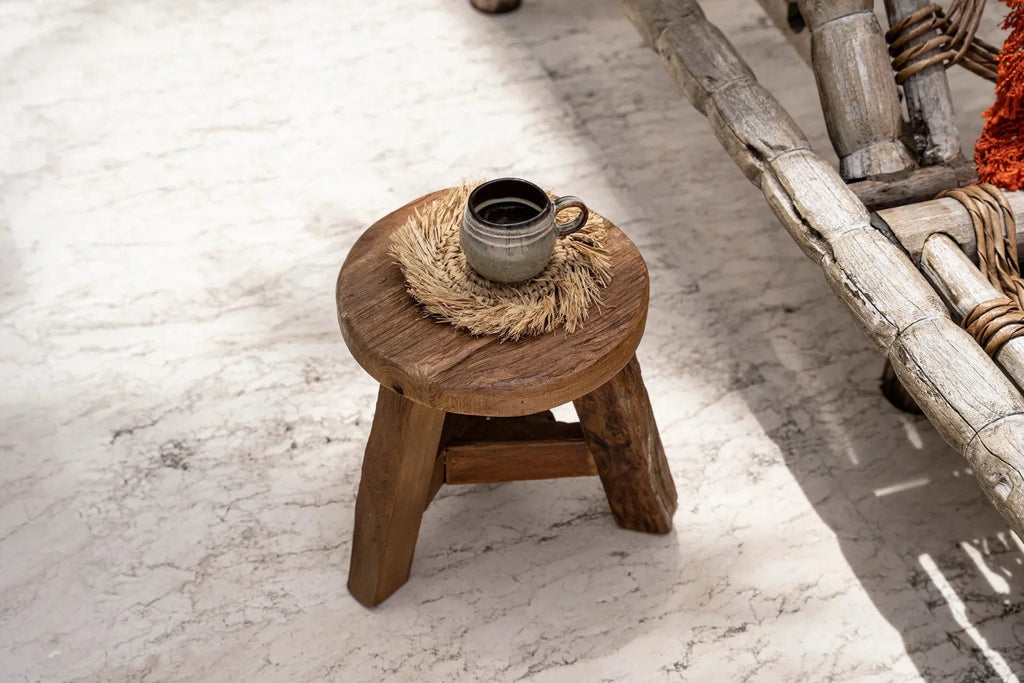 Tabouret en bois rustique avec tasse en métal et sous-verre en raphia frangé