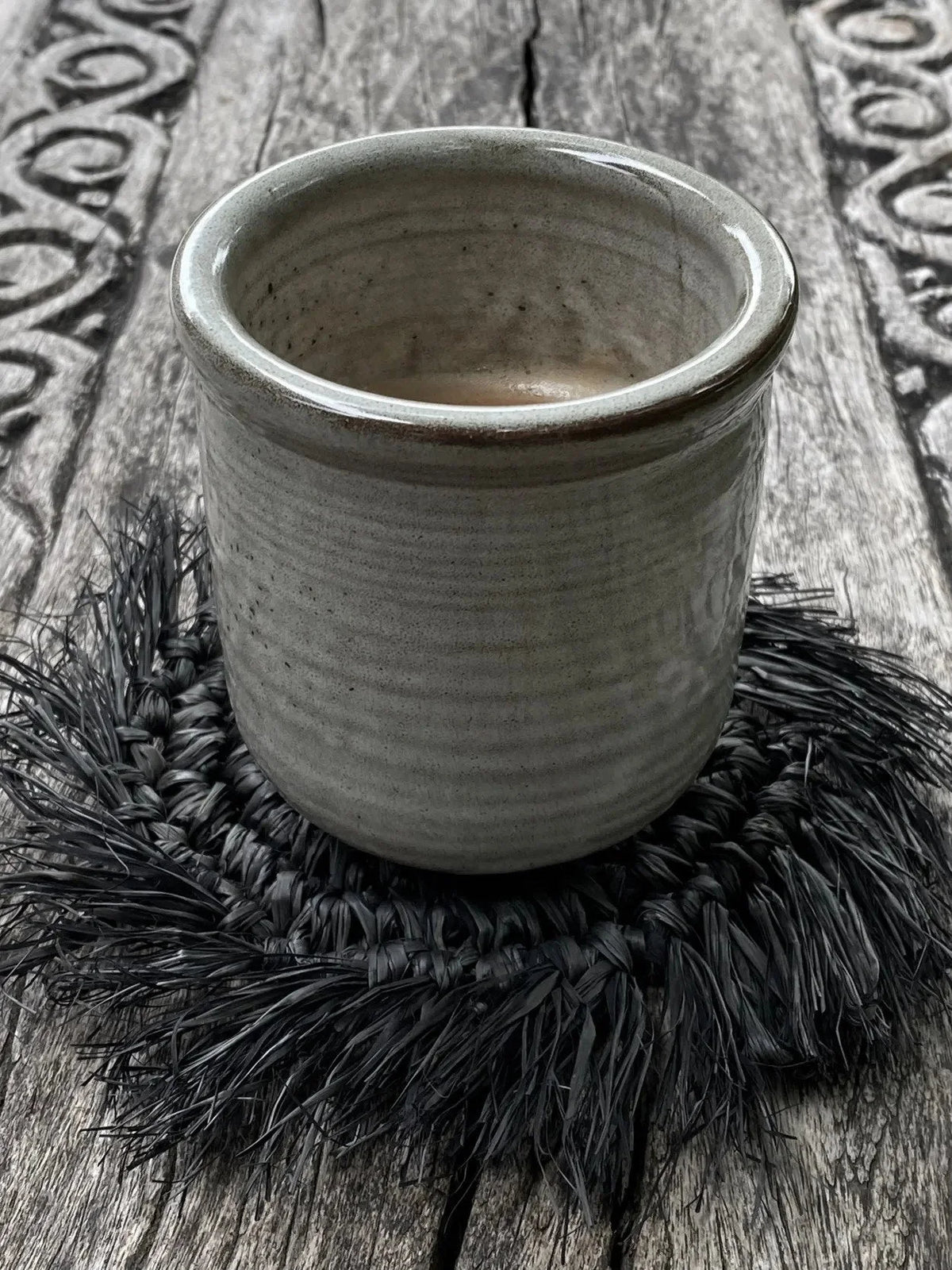 Pot en céramique gris clair cylindrique avec bord arrondi et rainures horizontales