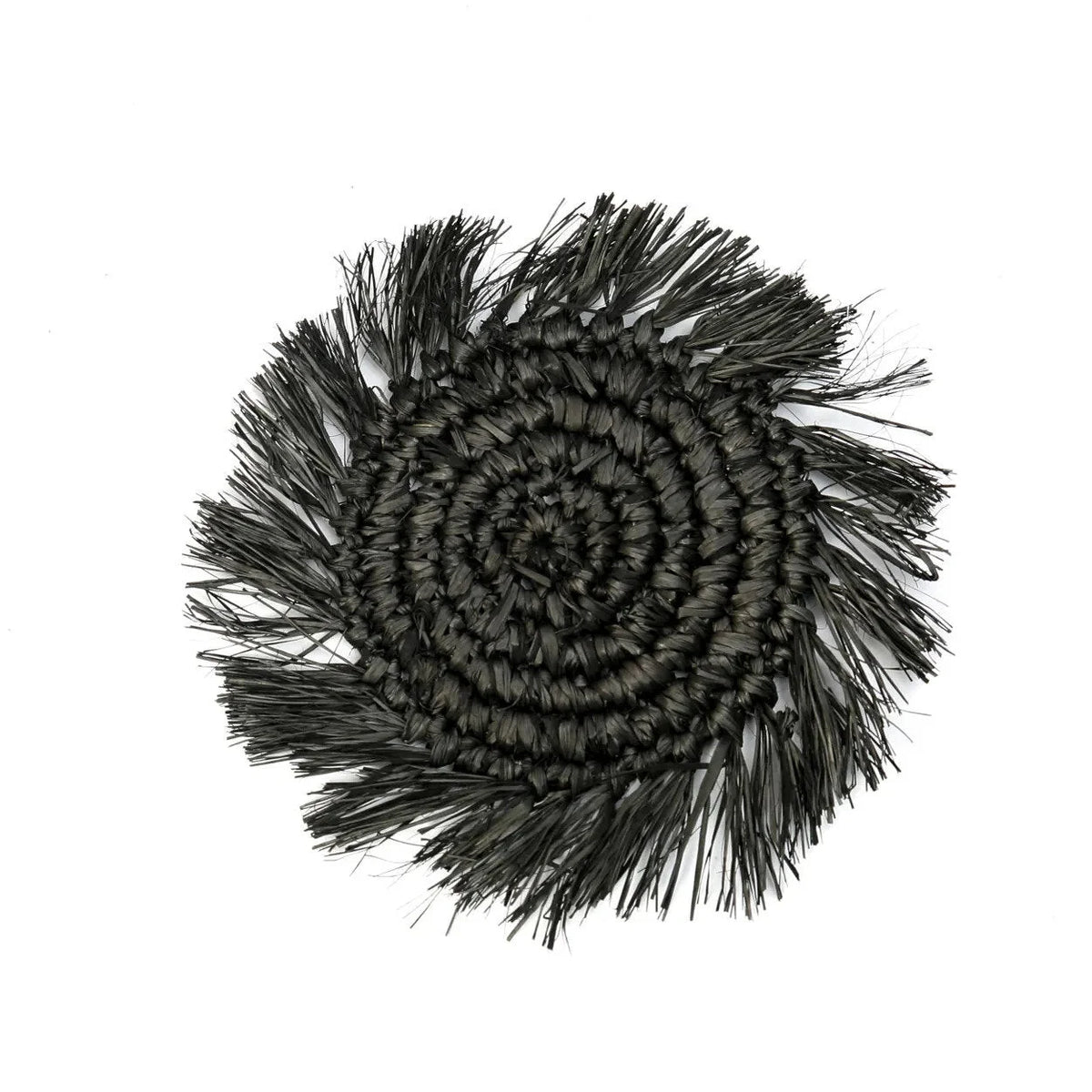 Dessous de verre rond en raphia noir avec franges, tissé et à bord frangé