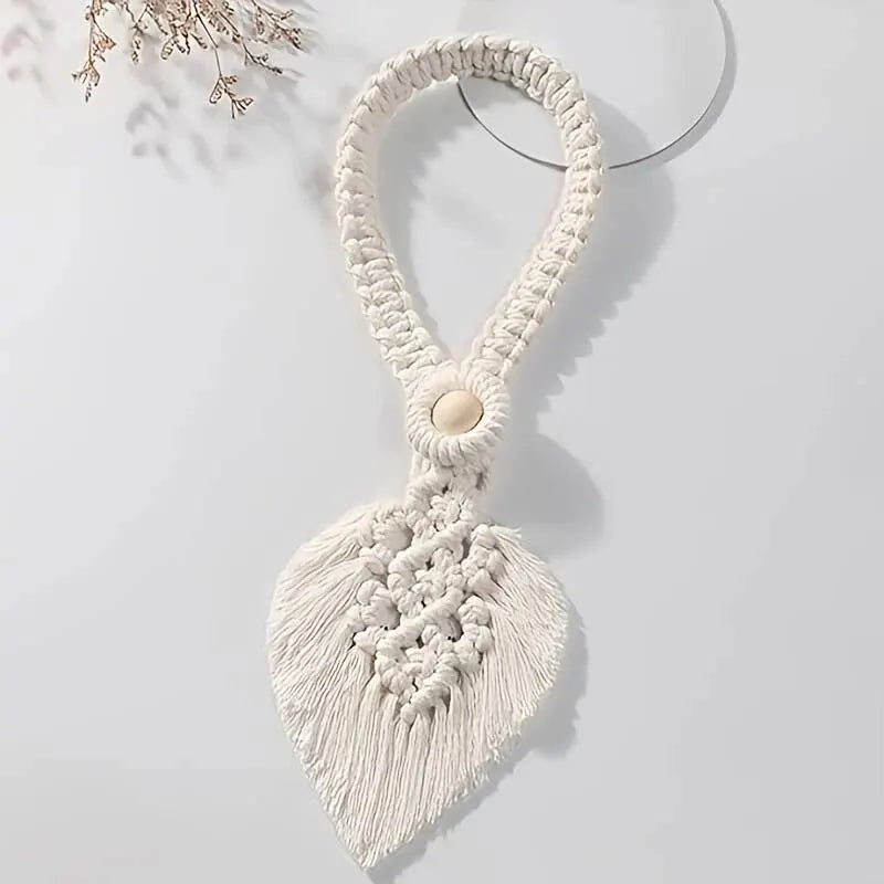 Zoom sur les détails du tressage en coton et perles en bois de l’embrasse rideau feuille.