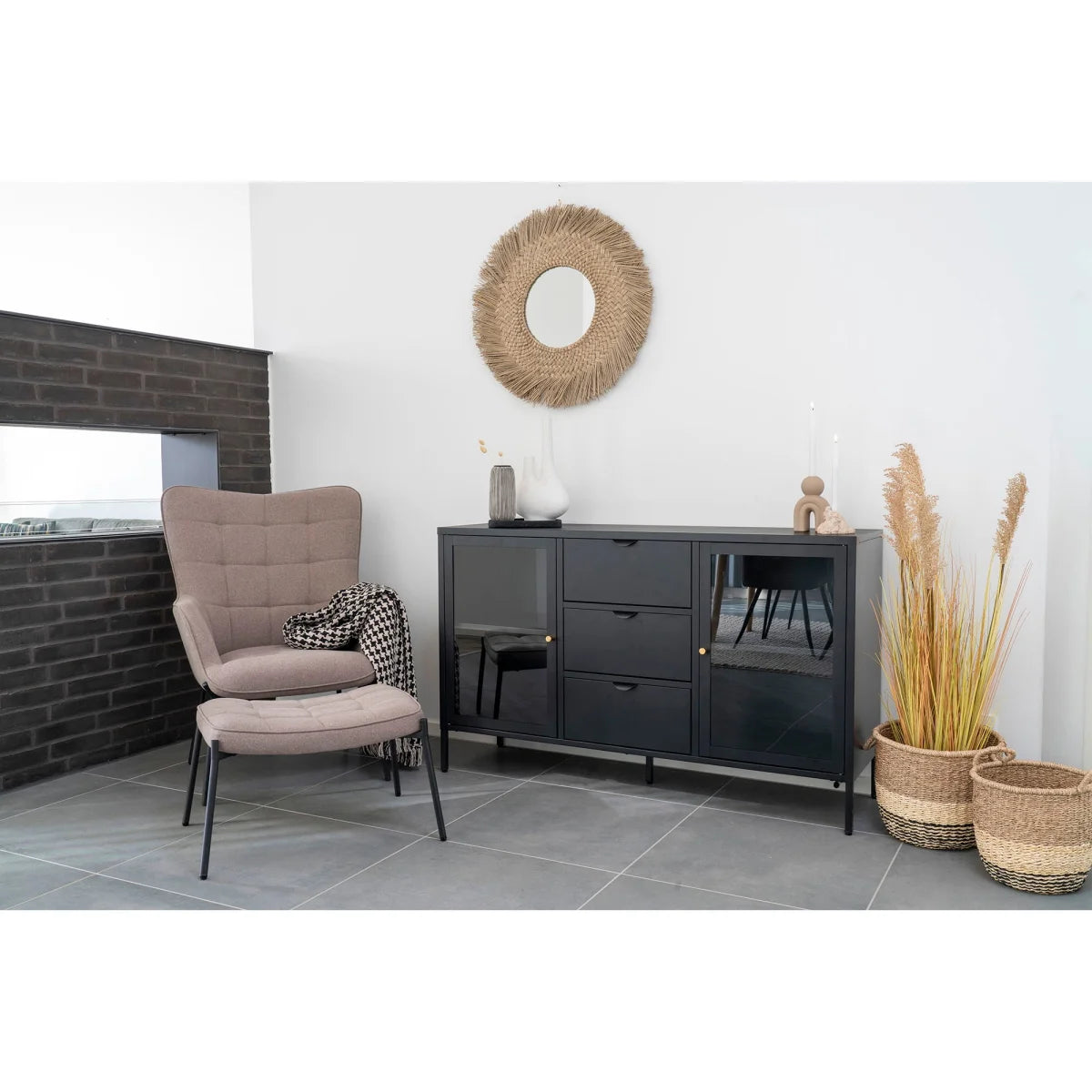 Buffet laqué noir avec vitrines et poignées dorées