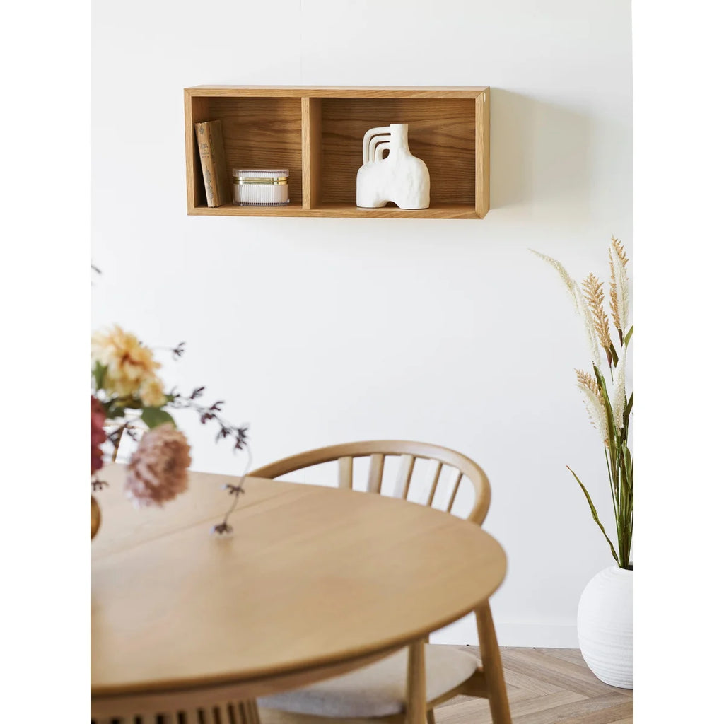 Étagère murale en bois naturel clair, 71x20 cm, avec vase et livres