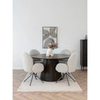 Table ronde en bois sombre à base cannelée avec chaises capitonnées