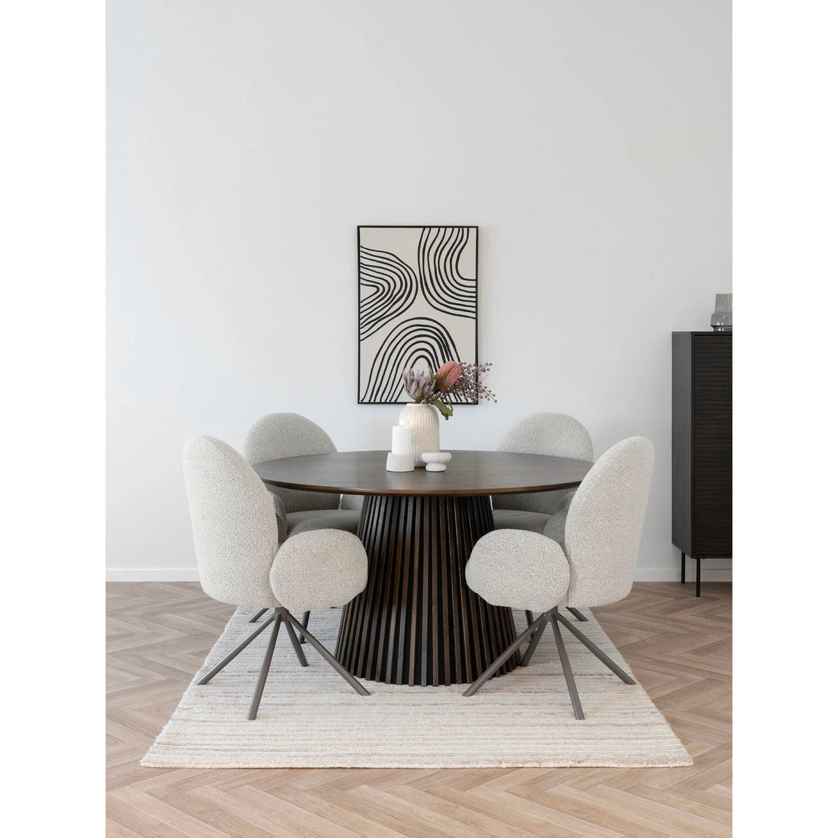 Table ronde en bois sombre à base cannelée avec chaises capitonnées
