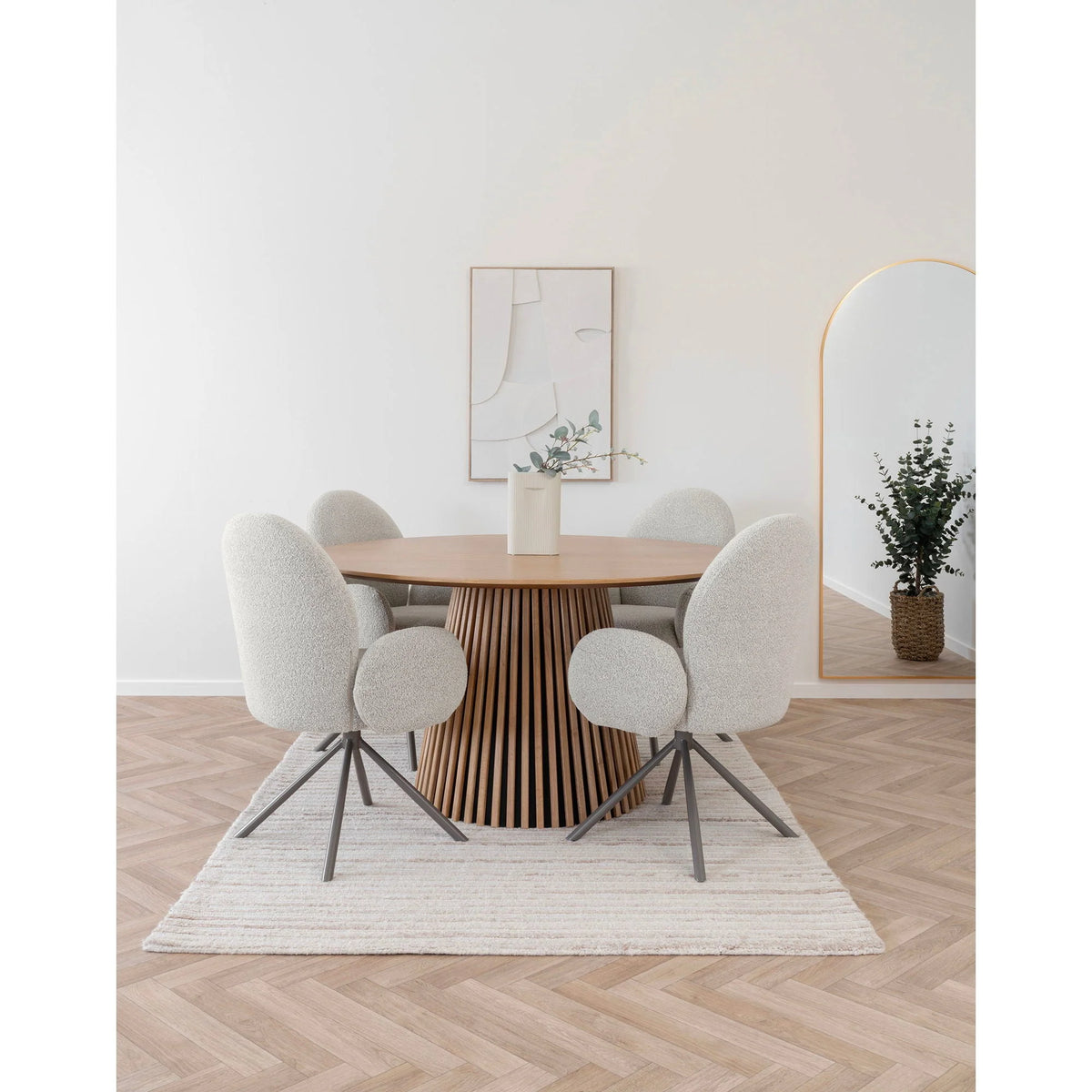 Table basse ronde moderne en bois clair avec base à lattes verticales