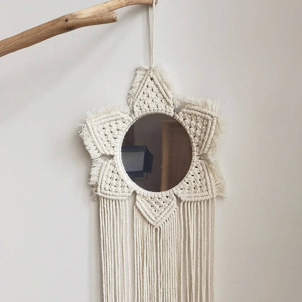 Gros plan du tressage du grand miroir macramé