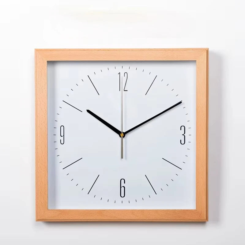 Horloge murale carrée en bois clair avec cadran épuré