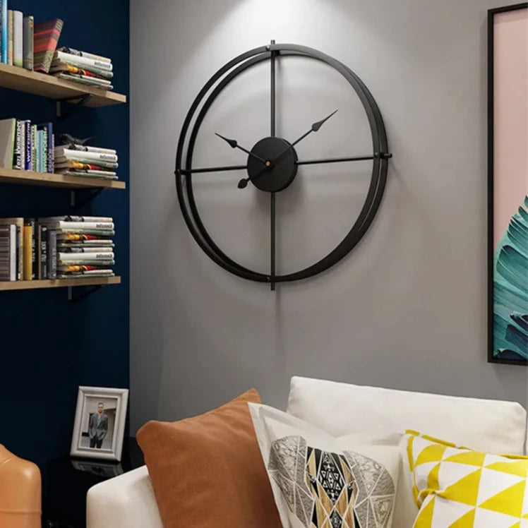 Horloge murale design dorée dans un salon