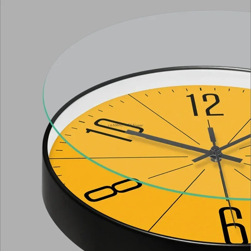 Horloge murale orange gros plan