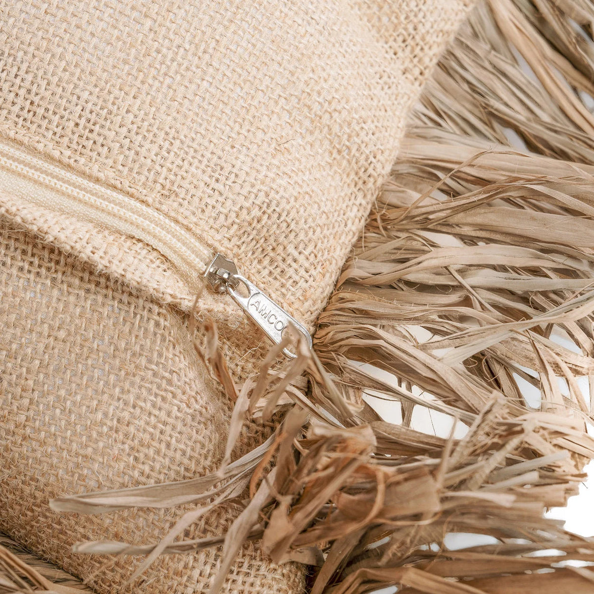 Housse de coussin carrée en jute et raphia beige avec franges