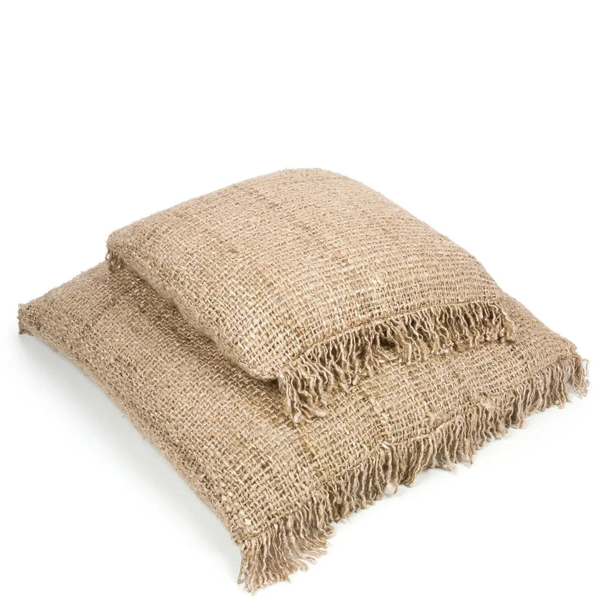 Deux coussins en toile de jute beige avec franges, dimensions 60x60 cm