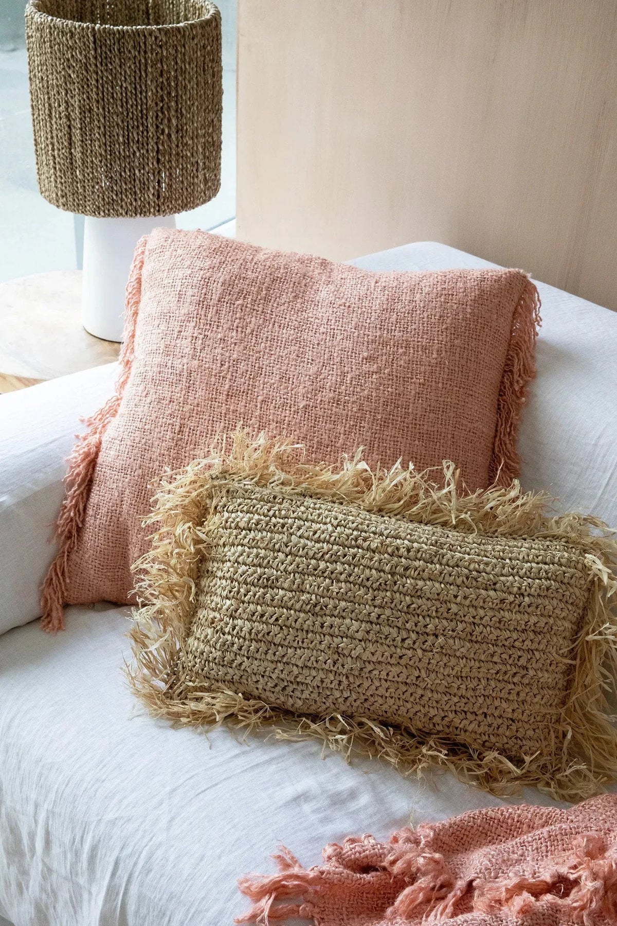 Coussins en coton rose saumon et straw avec franges, décoration intérieure élégante