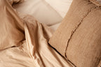 Housse de coussin en lin frangé beige camel 50x50 cm texturée