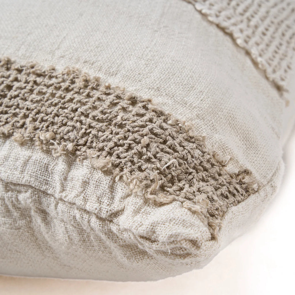 Housse de coussin en lin texturé écru et beige naturel à bande frangée
