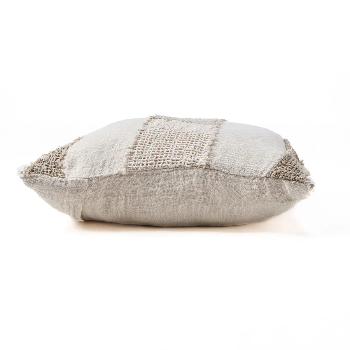 Housse de coussin rectangulaire en lin gris clair et crochet beige texturé