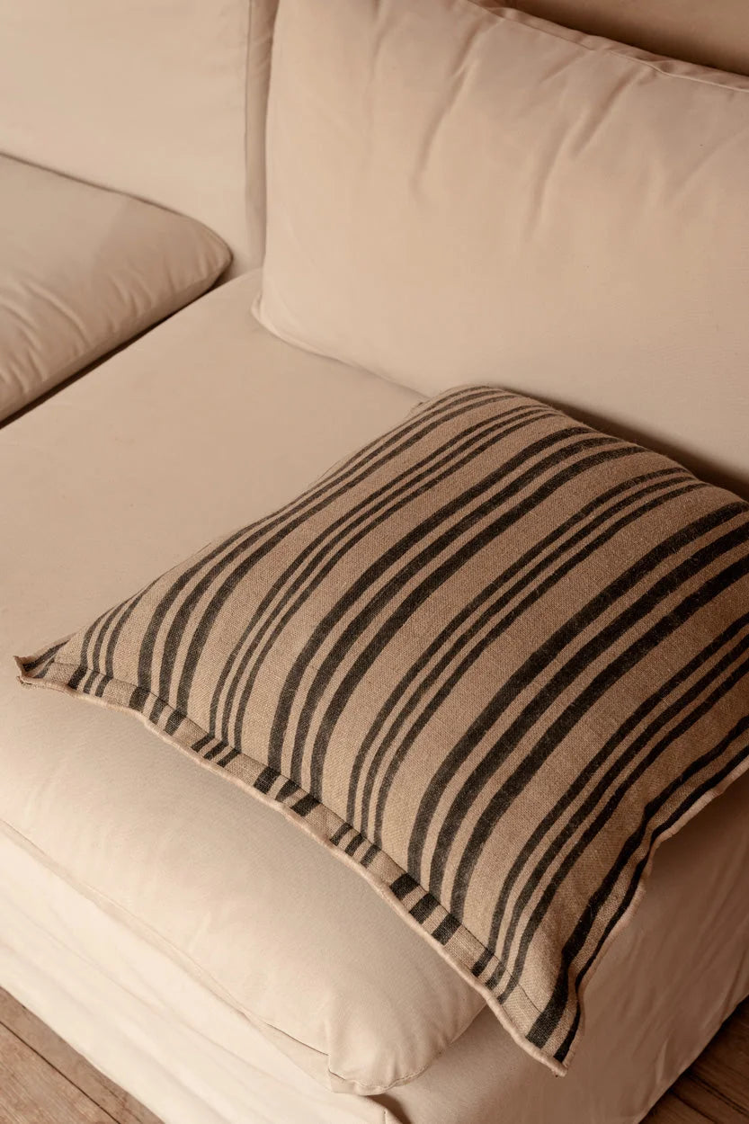 Housse de coussin rayée en lin beige et gris charbon avec bord effiloché