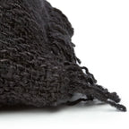 Bonnet en tricot noir texturé, doublure blanche et franges