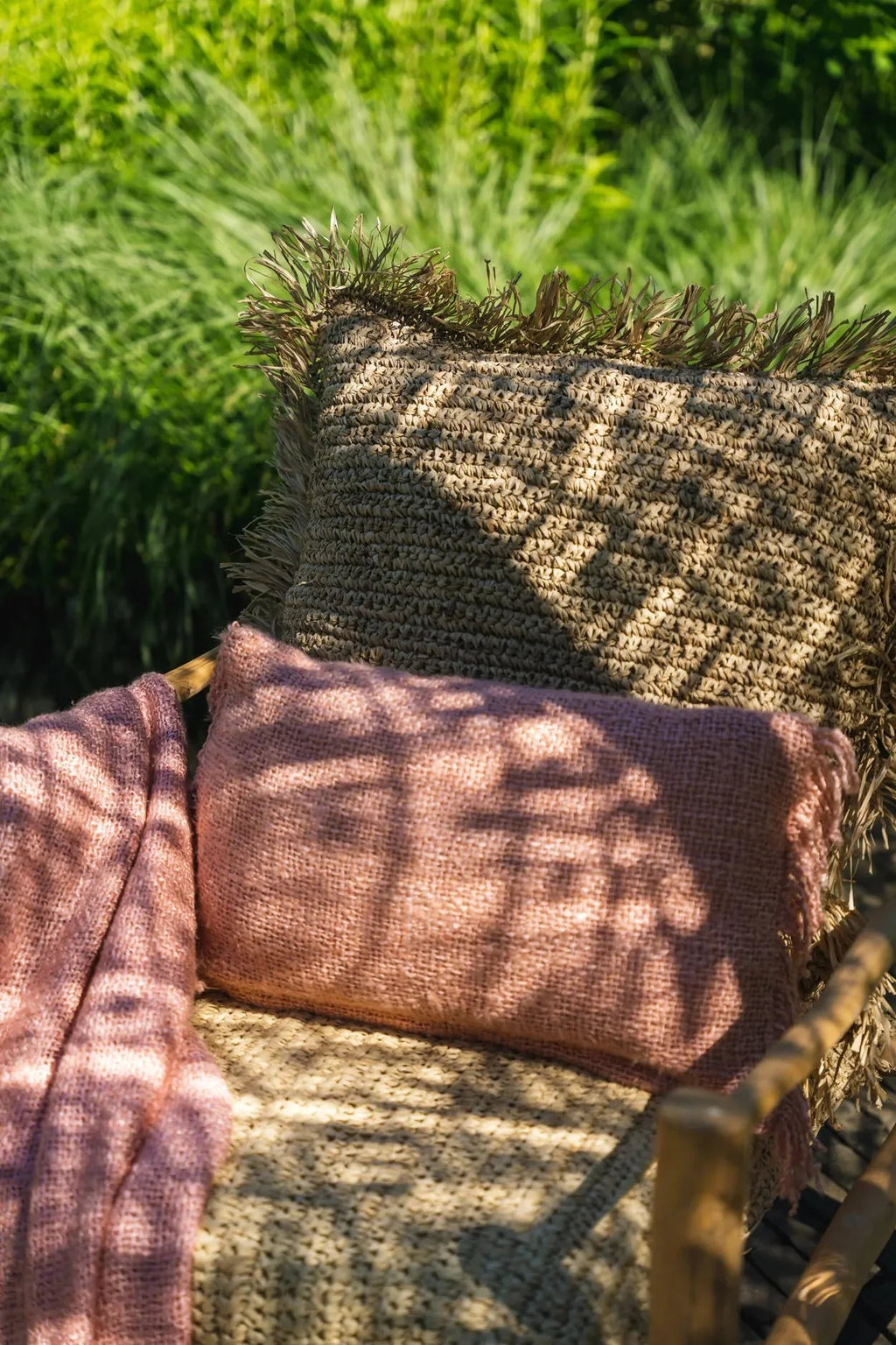 Housse de coussin rectangulaire saumon et vert avec coussins crochetés et couverture knit