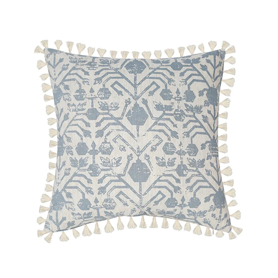 Variante 3 de la housse de coussin bleu géométrique avec motifs et franges bohèmes