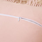 Gros plan de la housse de coussin macramé