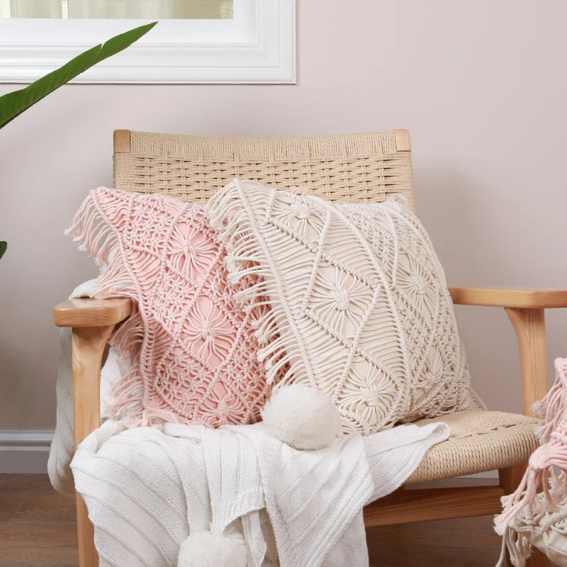 Housse de coussin macramé en situation dans un salon