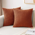 Housse de coussin terracotta sur un canapé