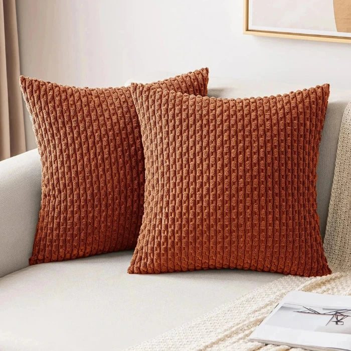 Housse de coussin terracotta sur un canapé