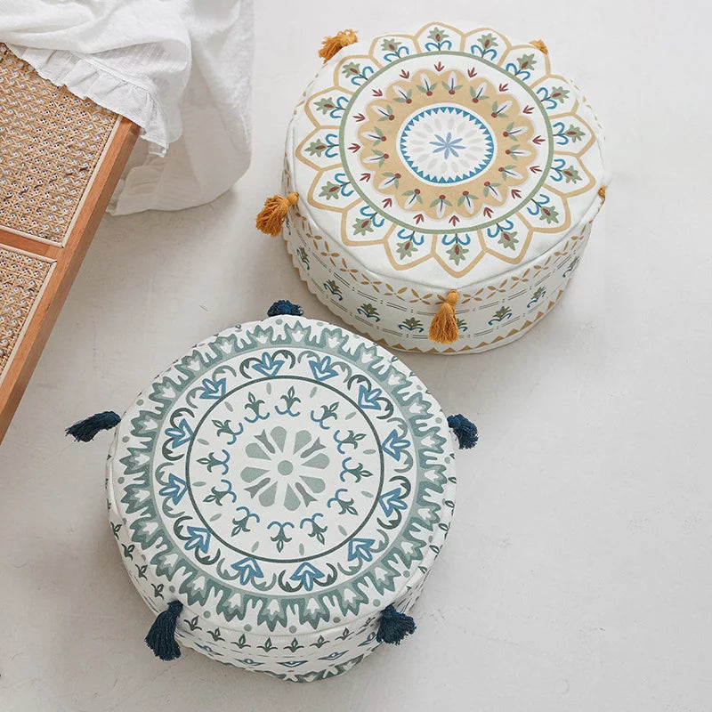 Deux housses de pouf rondes avec motifs bohèmes colorés, parfaites pour une décoration chaleureuse et élégante.