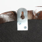 Support métallique avec deux vis fixé sur tissu en mesh foncé pour Juju hat murale