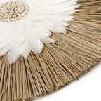 Centre de table rond Juju en plumes blanches, raphia naturel et coquillages beiges