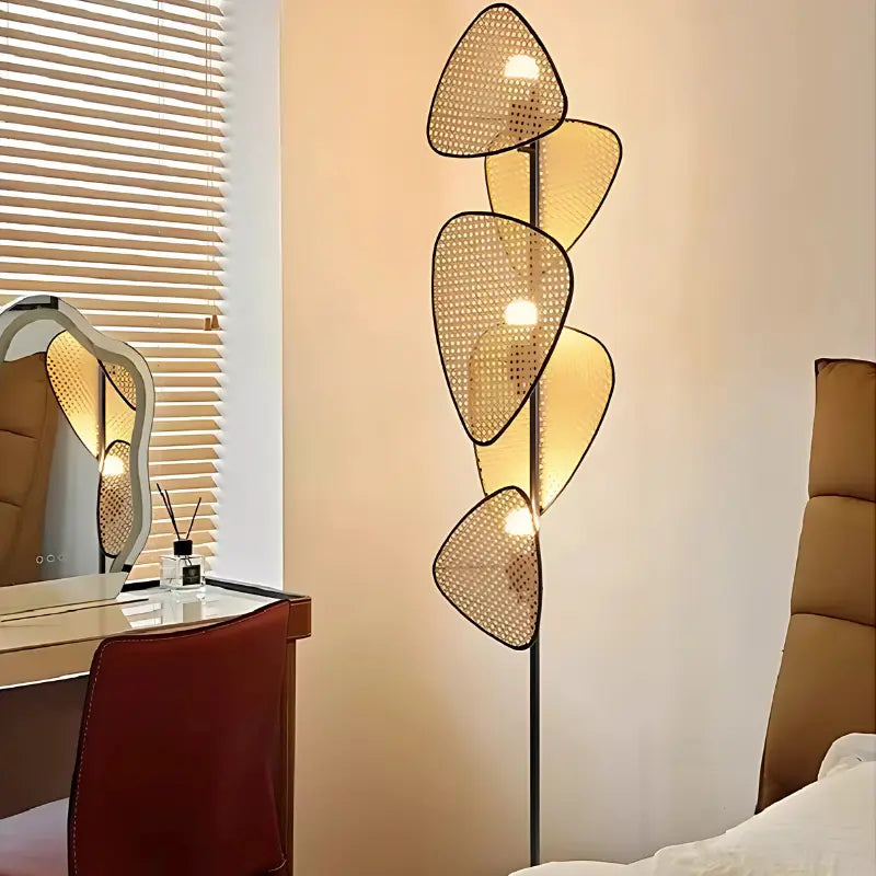 lampadaire avec abat jour en rotin dans une chambre moderne