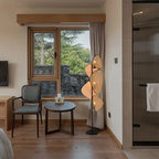 lampadaire en rotin avec pied noir, design contemporain