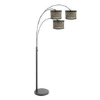 Lampadaire en métal noir avec trois bras courbés et abat-jour en cannage naturel