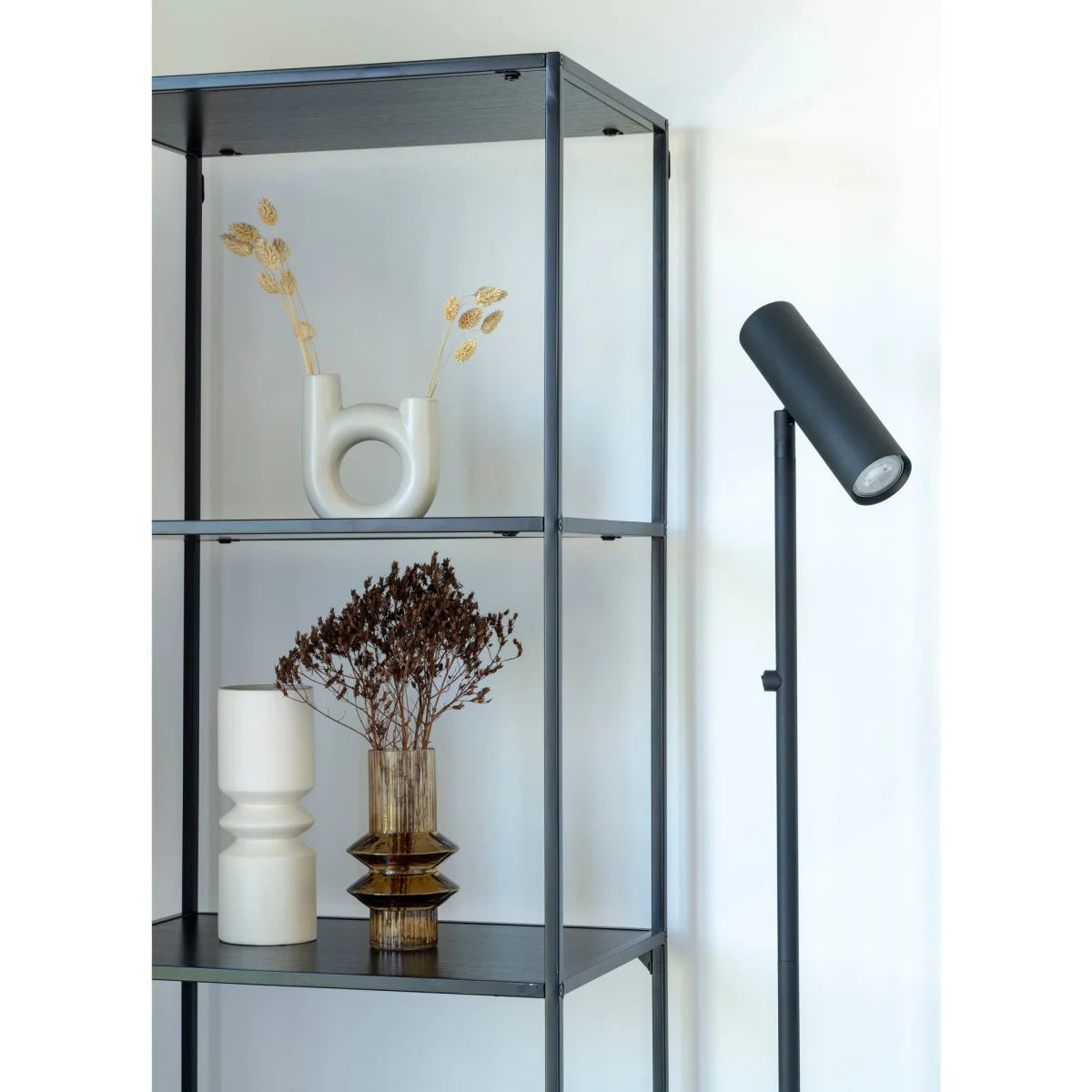 Étagère en métal noir mate avec vases décoratifs, hauteur 150 cm