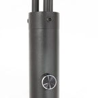 Base cylindrique noire en métal brossé avec bouton argenté circulaire