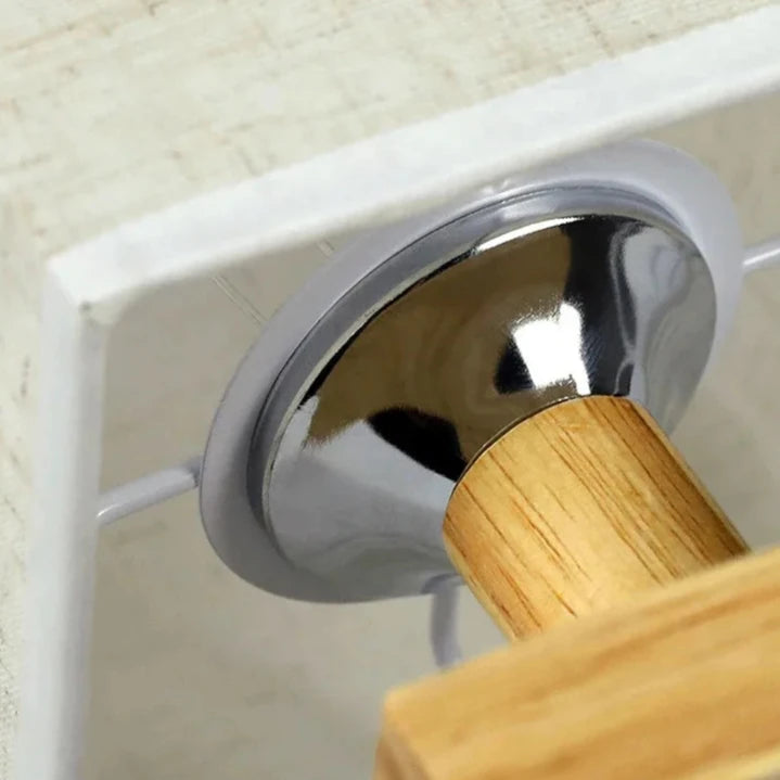 Zoom sur le pied en bois de la lampe en bois carré
