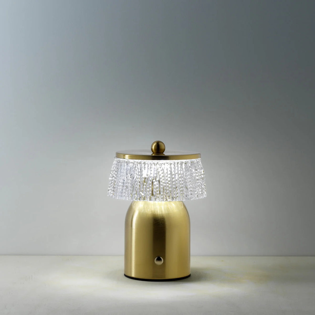 Lampe champignon en laiton brossé, verre strié et franges de cristaux, H16 cm