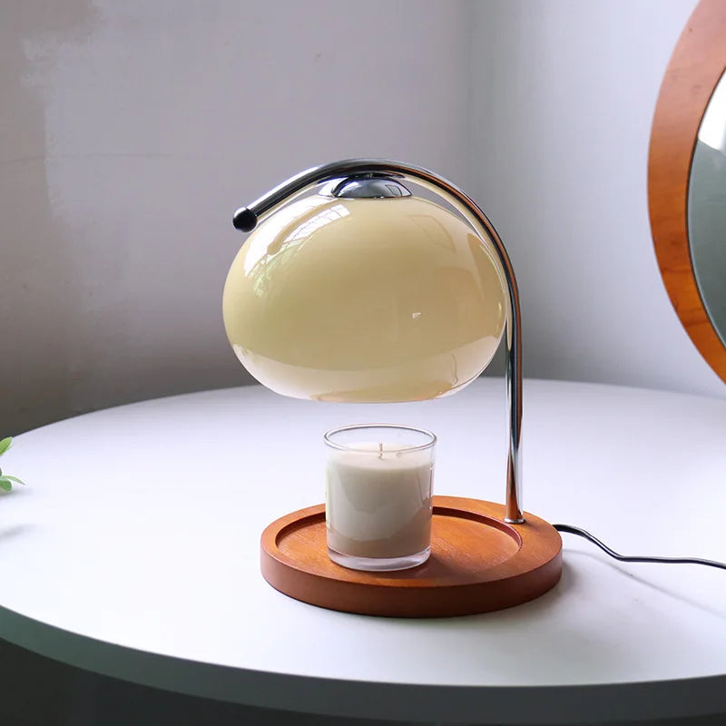 Lampe chauffe-bougie en verre blanc et bois, idéale pour chauffer des bougies sans flamme.