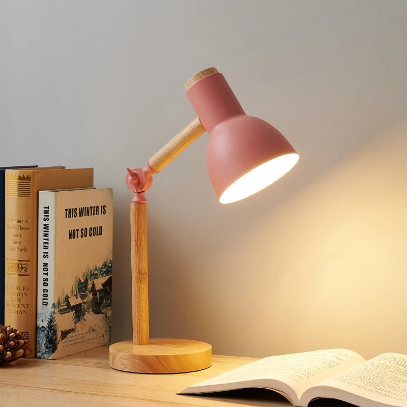 Lampe en bois articulée avec finition rose pastel, idéale pour un bureau ou un coin lecture dans une décoration bohème.