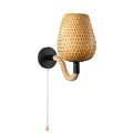 Lampe murale rétro en bambou sur fond blanc.